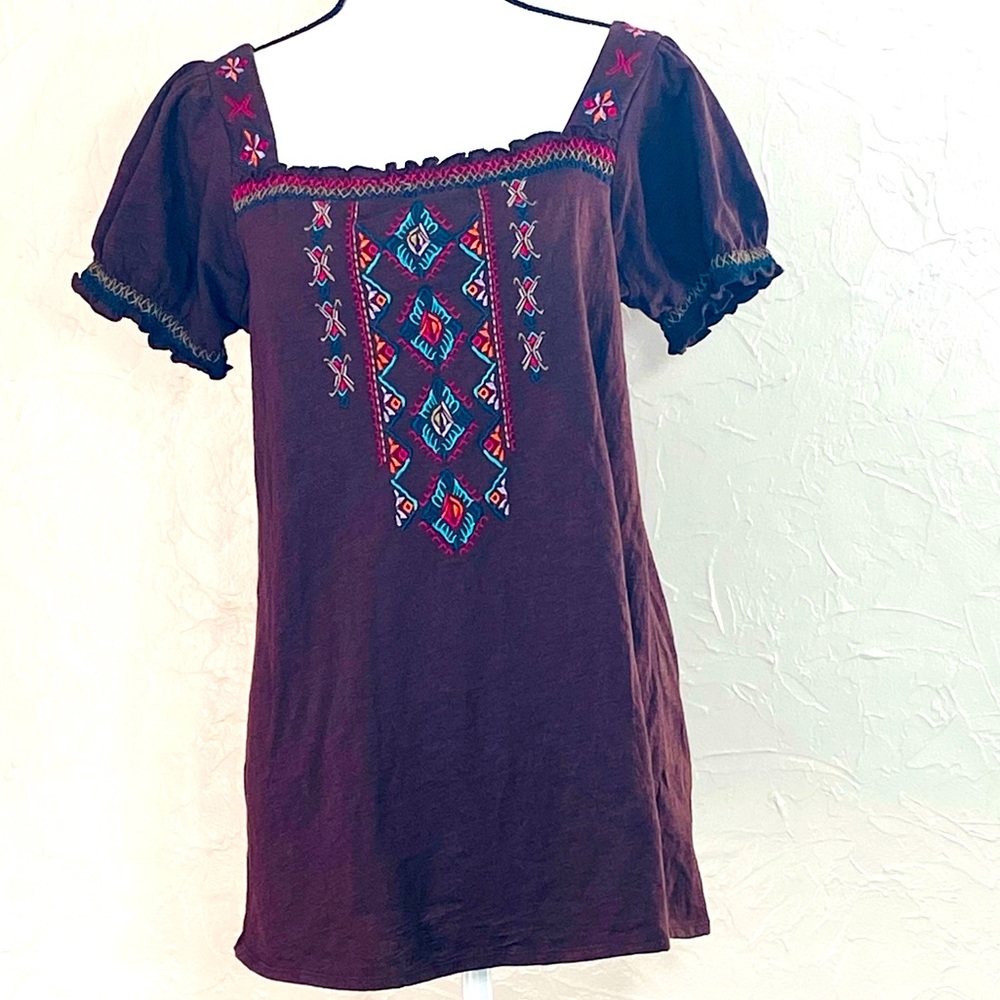 Short sleeve embroidered large brown top Adobe Star NWT